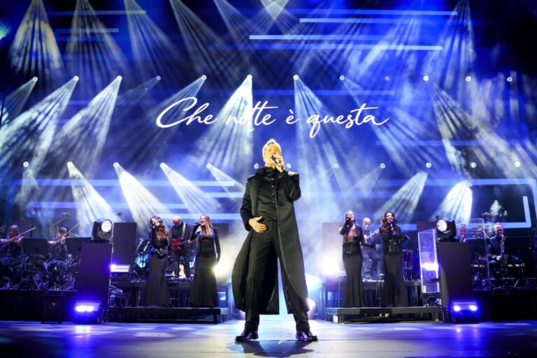 Claudio Baglioni in uno scatto durante il suo ultimo concerto a Roma