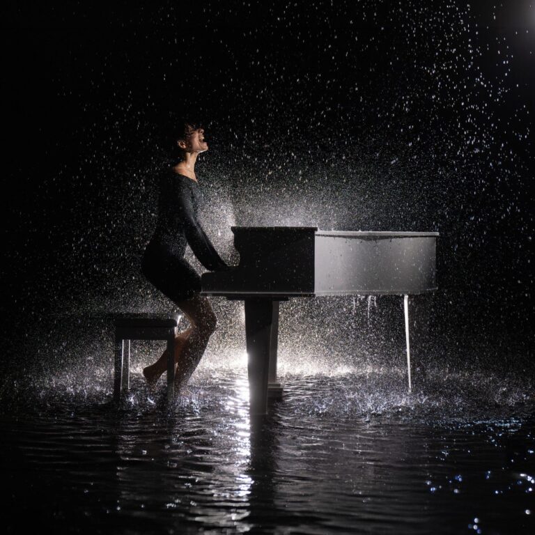 Giordana Angi al pianoforte nello scatto ufficiale per la copertina del nuovo singolo "Piccole cose"