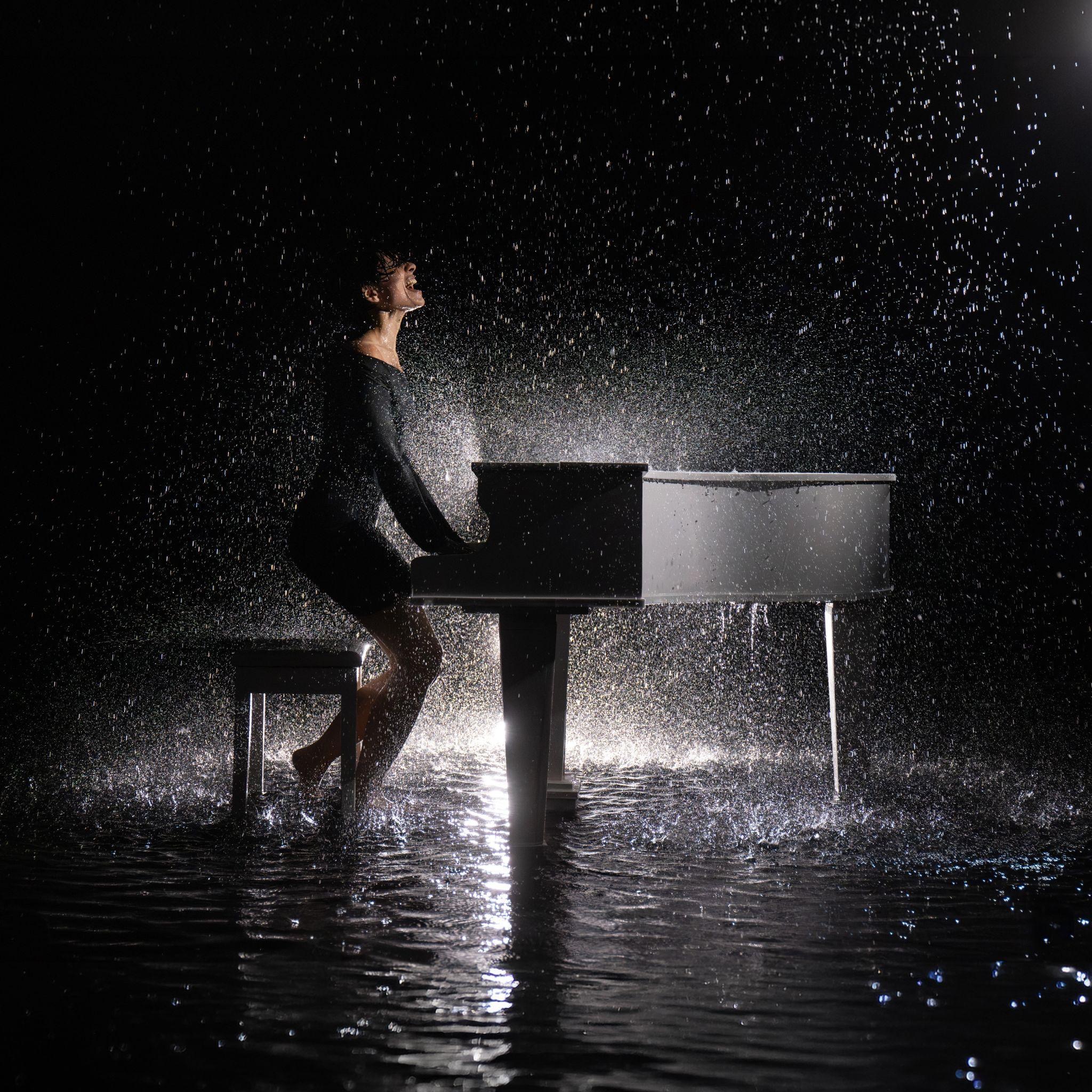 Giordana Angi al pianoforte nello scatto ufficiale per la copertina del nuovo singolo "Piccole cose"